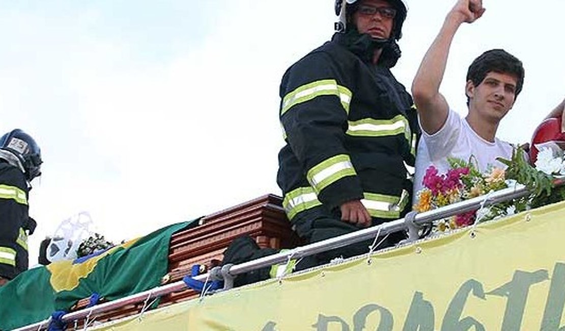 Multidão acompanhou cortejo de Eduardo Campos até o cemitério