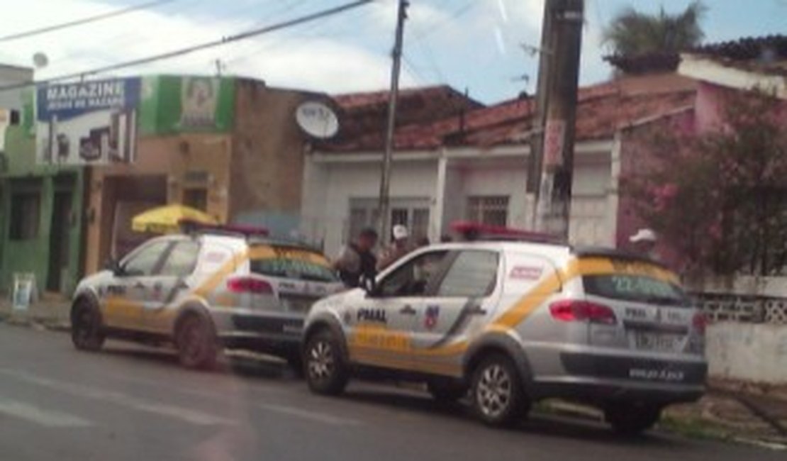 Vídeo mostra momento exato em que policias são assaltados em Maceió