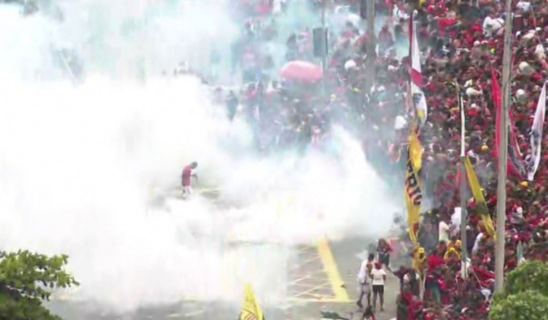 Desfile em comemoração ao título da Libertadores termina em confusão