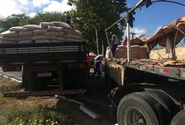 Carreta quebra e deixa trânsito lento na Avenida Durval de Goes Monteiro, em Maceió