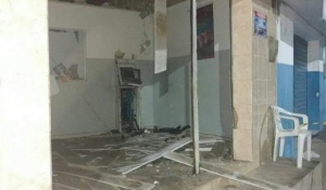 Criminosos explodem caixa eletrônico de agência bancária em Jundiá, AL