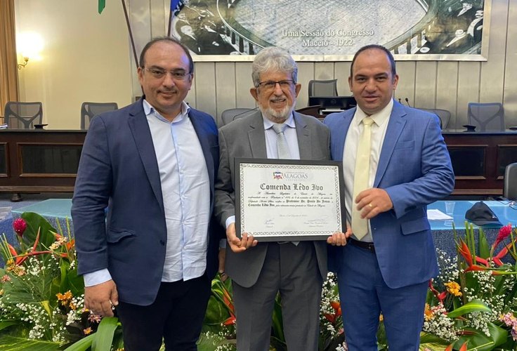 Prefeito Leandro Silva prestigia entrega da Comenda Lêdo Ivo a junqueirense na Assembleia Legislativa