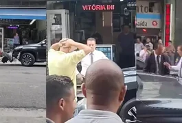 VÍDEO: Motorista arranca parte do para-choque do carro de Celso Russomano e deixa o político irritado