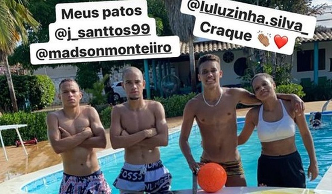 Pedrinho recebe companheiros do Corinthians para jogar futmesa durante quarentena, em Alagoas