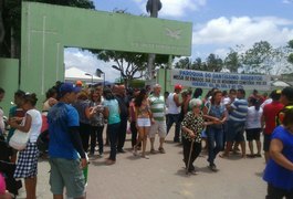 Famílias lotam cemitérios de Arapiraca e vendedores aquecem economia