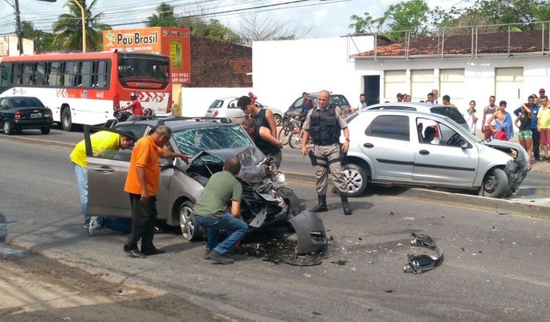 Acidente deixa três adultos e uma criança feridos na Serraria