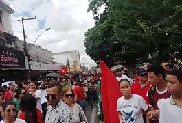 Vídeo: Estudantes e professores de Arapiraca fazem protesto contra cortes na educação