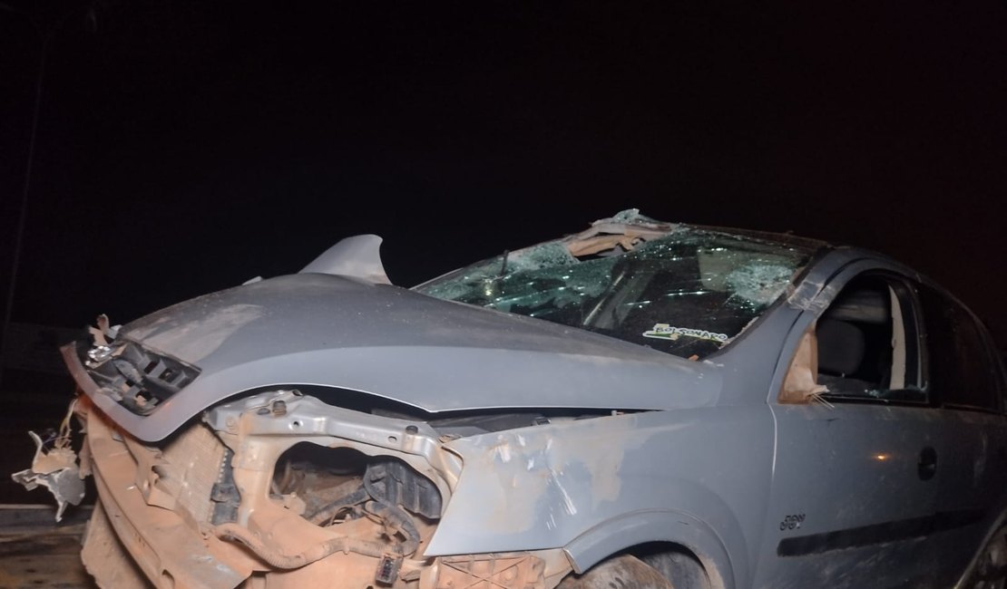 Carro atinge carroça e capota na AL-220, em Arapiraca