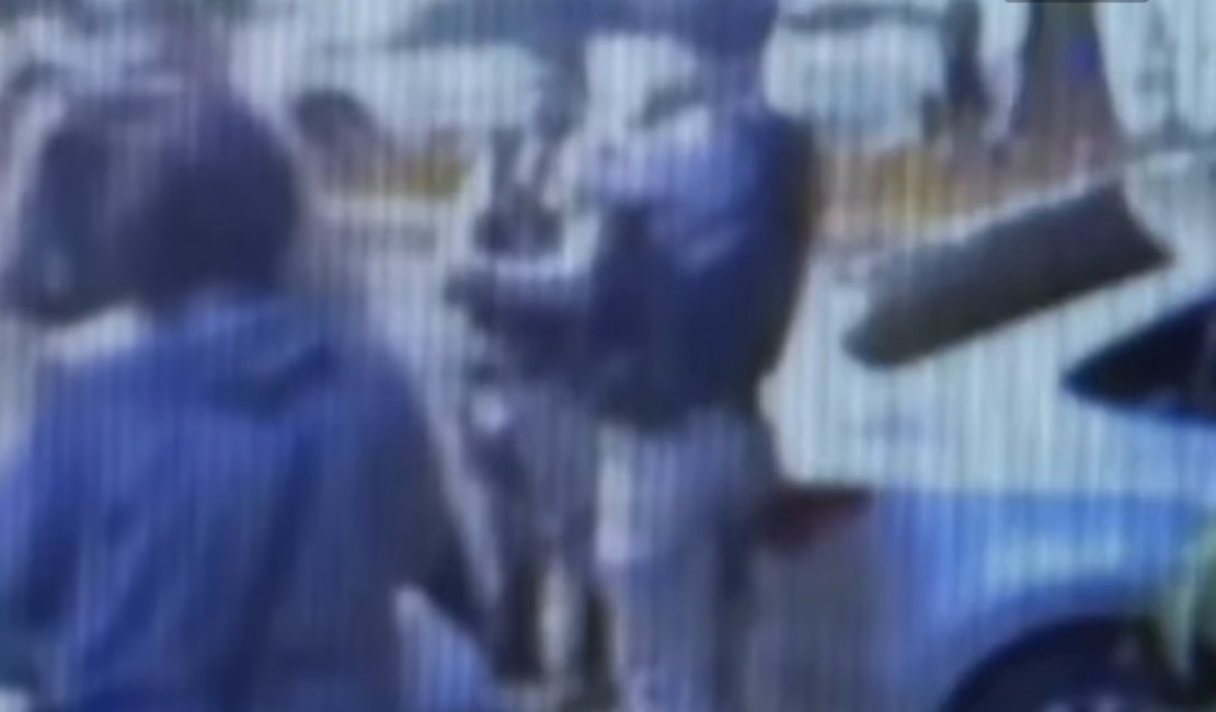 Homem é preso após agredir bebê ao achar que casal usava boneca 'reborn' para furar fila
