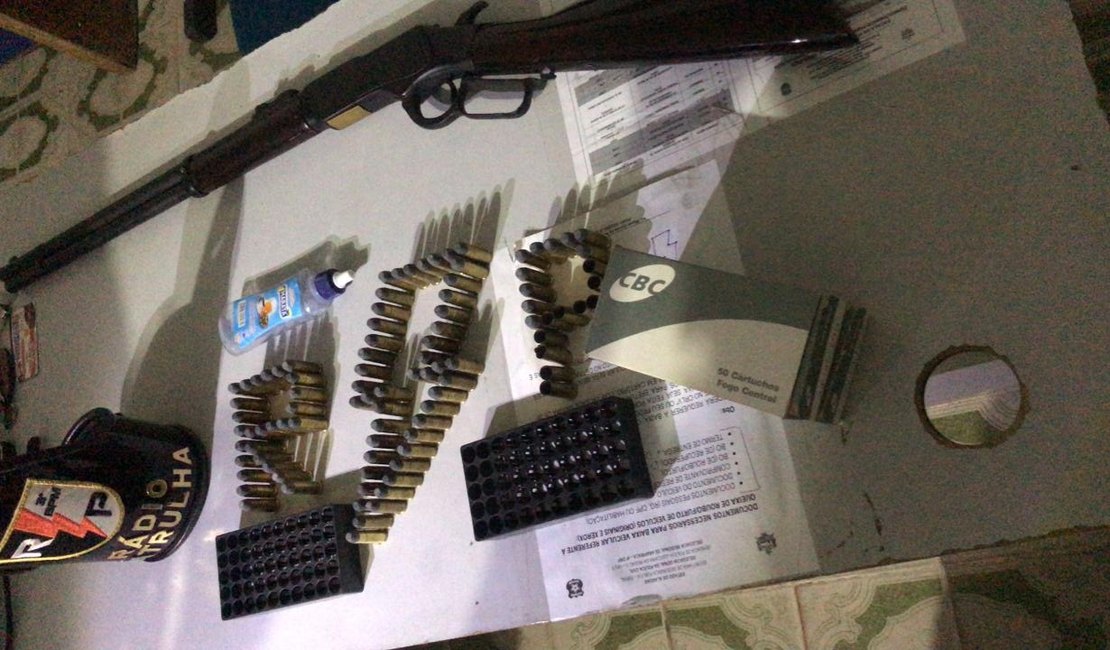 Condutor embriagado é preso com arma e 94 balas após ameaçar frentista de posto, em Arapiraca