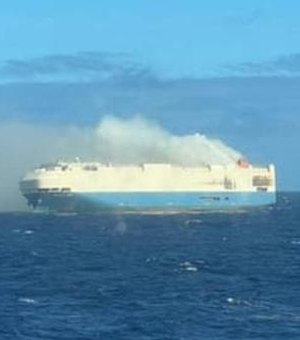Navio cargueiro com carros de Porsche e Volkswagen pega fogo no meio do mar