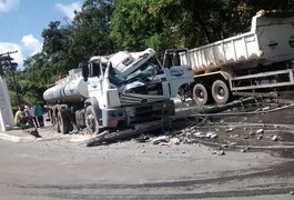 Caminhão pipa derruba poste e deixa trânsito ainda mais lento em Maceió