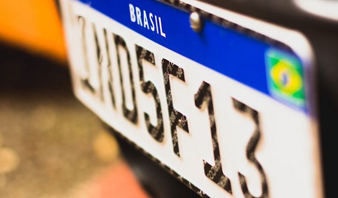 Perdeu a placa do carro na rua alagada? É preciso fazer B.O.? Veja o que diz o Detran