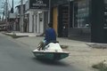 Homem é flagrado ‘pilotando’ moto aquática pelas ruas de Maceió