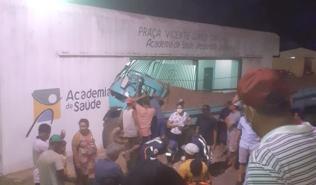 Motorista perde controle de veículo e caminhão invade academia de saúde