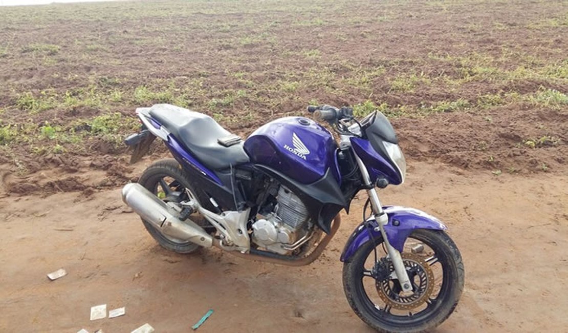 Moto abandonada é recuperada pela Radiopatrulha, em Arapiraca