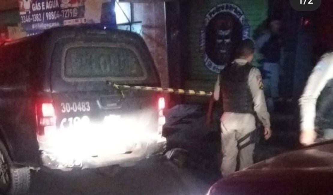 Homem de 33 anos é morto a tiros quando trafegava por rua, em Maceió