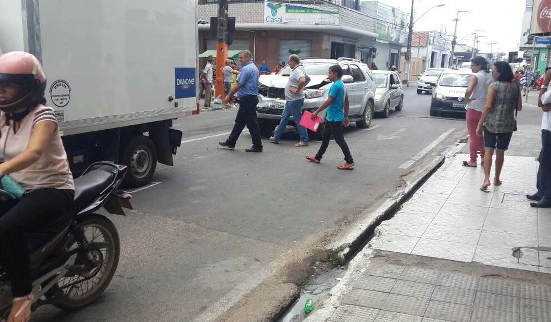 Automóvel colide em traseira de caminhão no Centro de Arapiraca