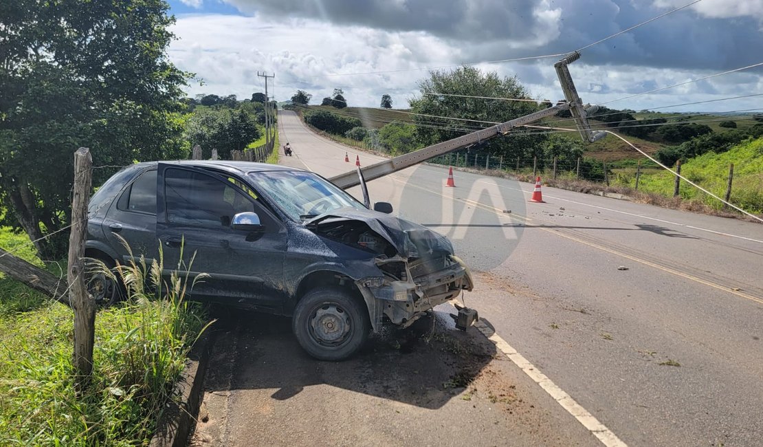 Carro colide em poste de alta tensão na AL-110, em Arapiraca