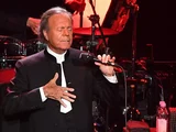 Julio Iglesias nega acusações de abuso sexual e diz que são 'absolutamente falsas'