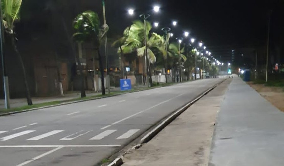 Populares encontram tartaruga  morta na orla da Praia do Sobral, em Maceió