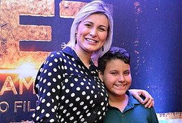 Andressa Urach se emociona em pré-estreia de ‘Os Dez Mandamentos’