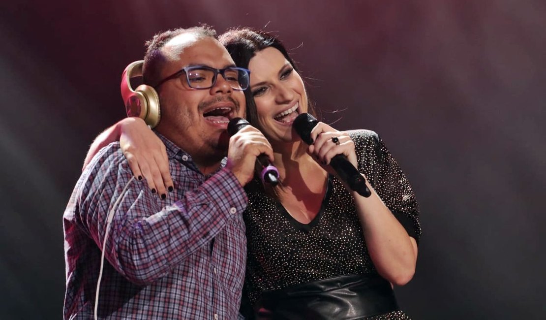 Vídeo: Alagoano canta com Laura Pausini em show da cantora italiana em Olinda (PE)