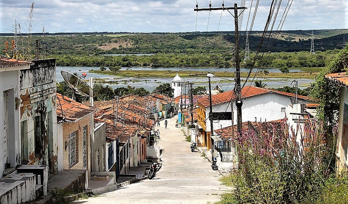 Prefeito Ronaldo Lopes anuncia recuperação de casas de famílias de baixa renda