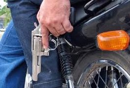 Dupla em moto assalta estudantes e leva materiais escolares