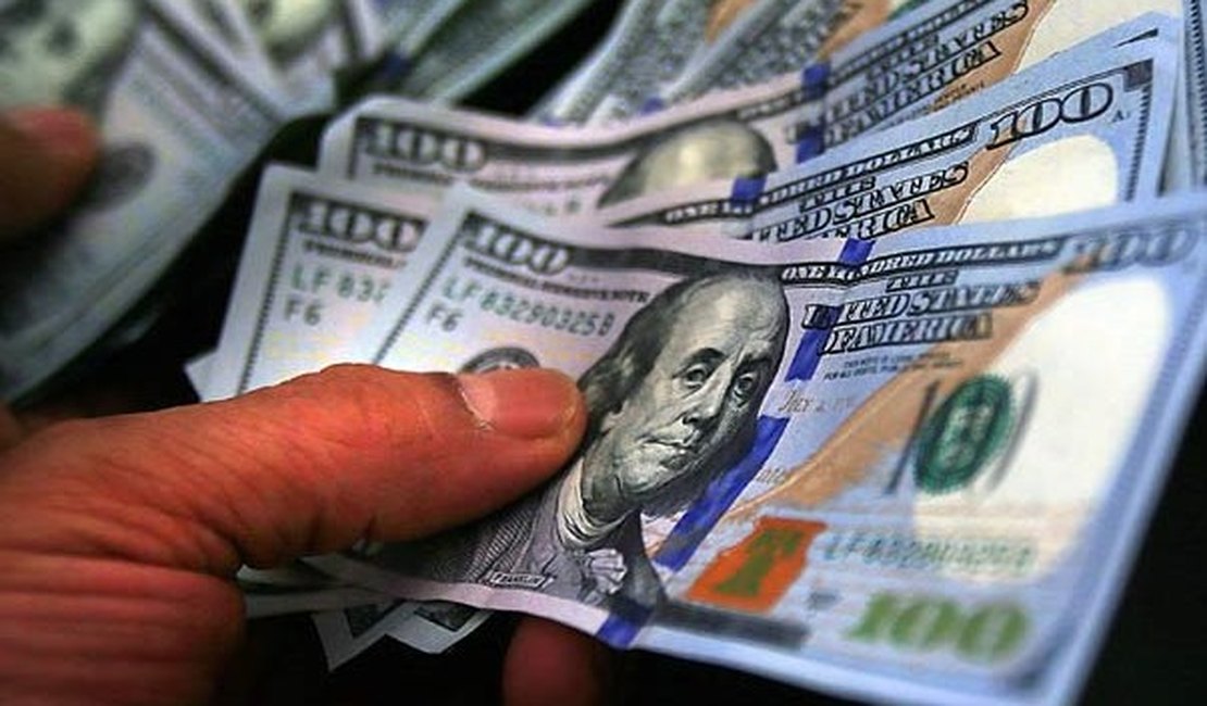 Em alta, dólar chega a R$ 2,83, maior nível em mais de dez anos