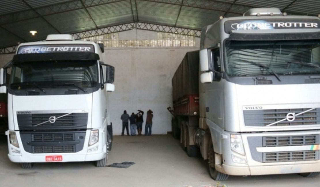 Operação prende quatro pessoas e apreende duas carretas com produtos roubados