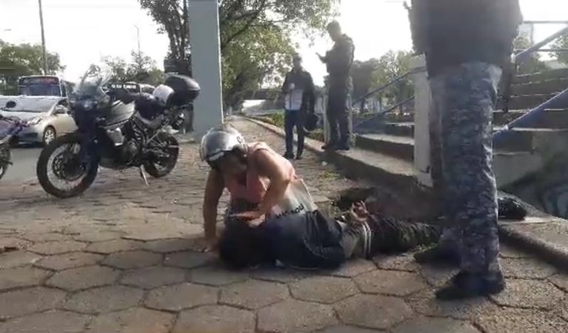 VÍDEO: Avó vê neto detido após tentativa de assalto e faz apelo para que ele deixe o crime: 'Tenha misericórdia de mim'