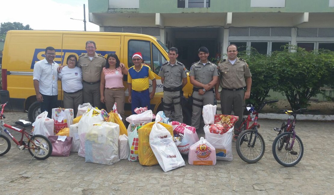 Policiais do 3° BPM adotam cartinhas da Campanha Papai Noel dos Correios