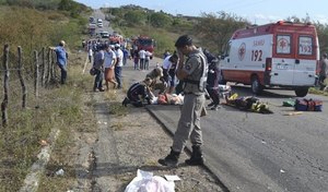 Colisão entre van e caminhão deixa um bebê morto e 14 passageiros feridos em Olivença