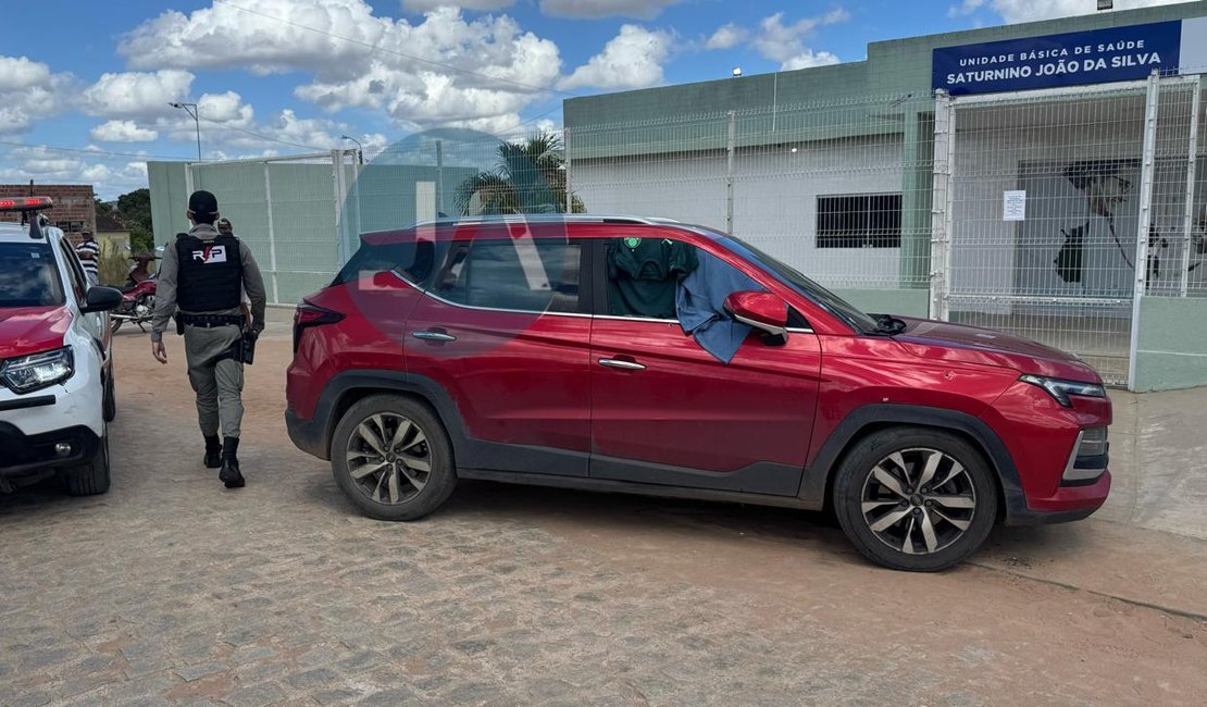 Mulher mata médico a tiros dentro de carro na porta de UBS em Arapiraca