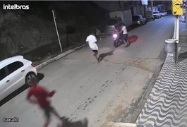 Vídeo mostra entregador sendo agredido e roubado por três homens em Maceió; veículo foi recuperado