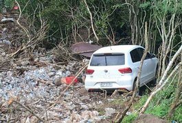Populares localizam corpo ao lado carro, às margens da rodovia de Palmeira dos Índios