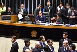 Um dia após aprovar teto de gastos, câmara aumenta salários