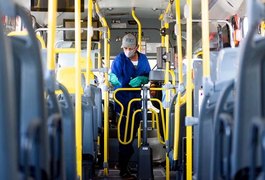 Confira como se proteger da Covid-19 no ônibus, mercado e shopping