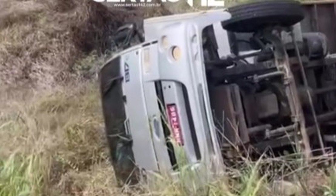Caminhão tomba na AL-220 próximo ao Trevo de Olho d’Água das Flores