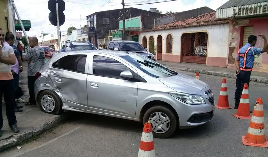 Motorista não respeita sinalização e provoca acidente no centro de Arapiraca