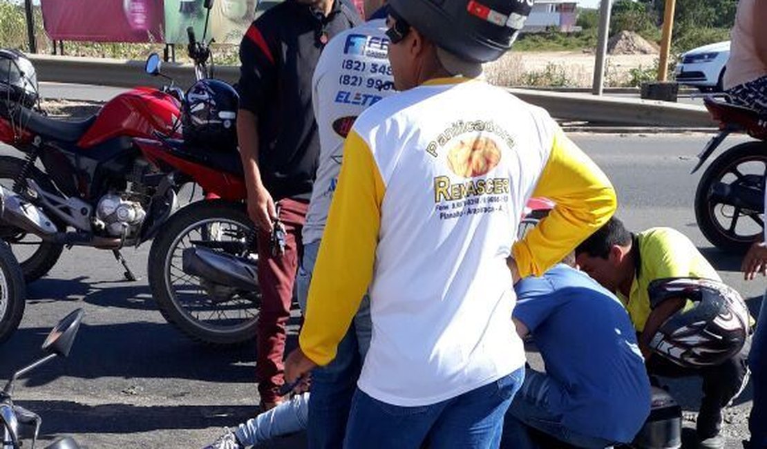 Mulher fratura o braço após colisão entre carro e moto na AL 220, em Arapiraca