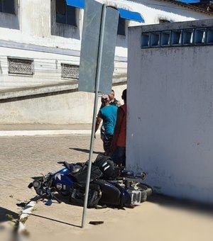 Motociclista fica ferido após colisão com carro em Penedo