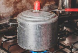 Funcionária de escola fica ferida após explosão de panela de pressão, no interior alagoano