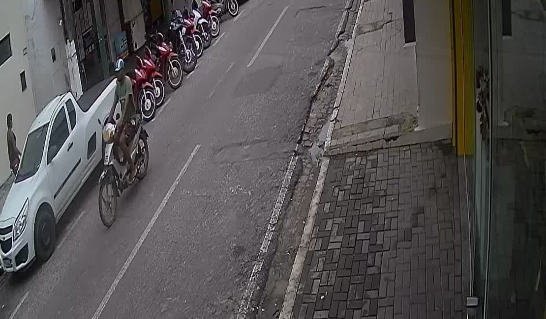 Homem é flagrado furtando motocicleta no Centro de Arapiraca