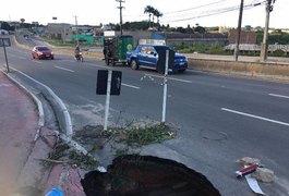 Buraco na pista causa transtornos e pode provocar acidentes na AL-110, em Arapiraca