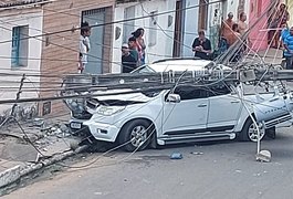 Colisão deixa carro e poste destruídos e parte de bairro sem energia, em Arapiraca