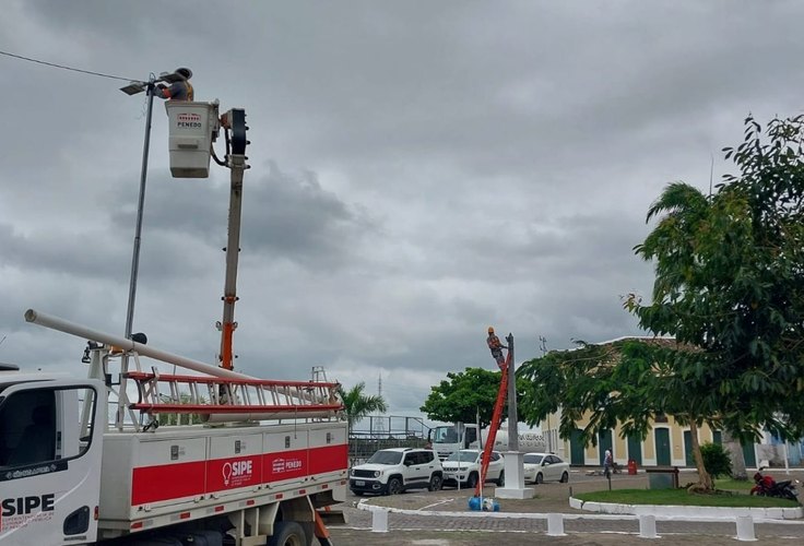 SIPE realiza manutenção da rede para desfile cívico em Penedo e instala refletores na Praça 12 de Abril