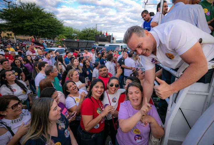 Em primeira carreata, Renan Filho recebe apoio da população em seis cidades do Sertão