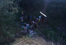 Motorista perde controle e ônibus capota com estudantes e professores em Penedo